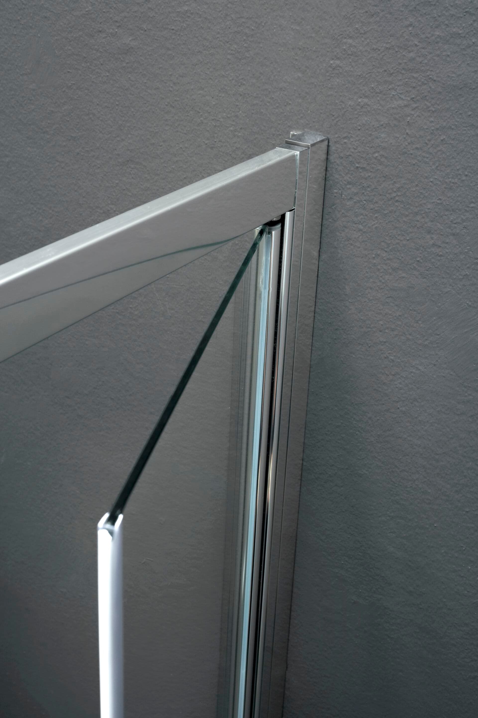 Tamanaco
FPSL60
Niche glass and aluminium shower cabin with hinged door