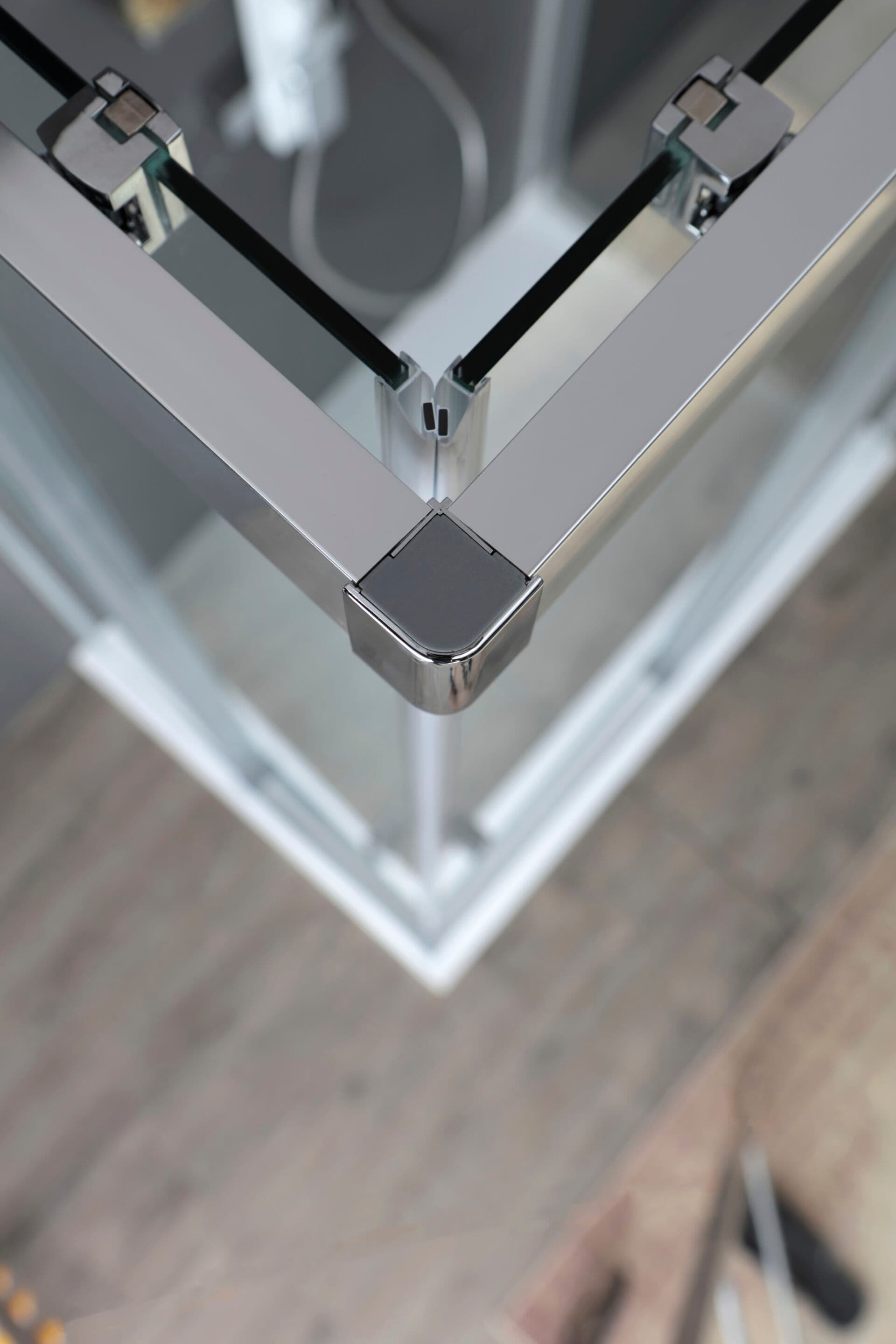 Tamanaco
QUICK
Free standing glass and aluminium shower cabin