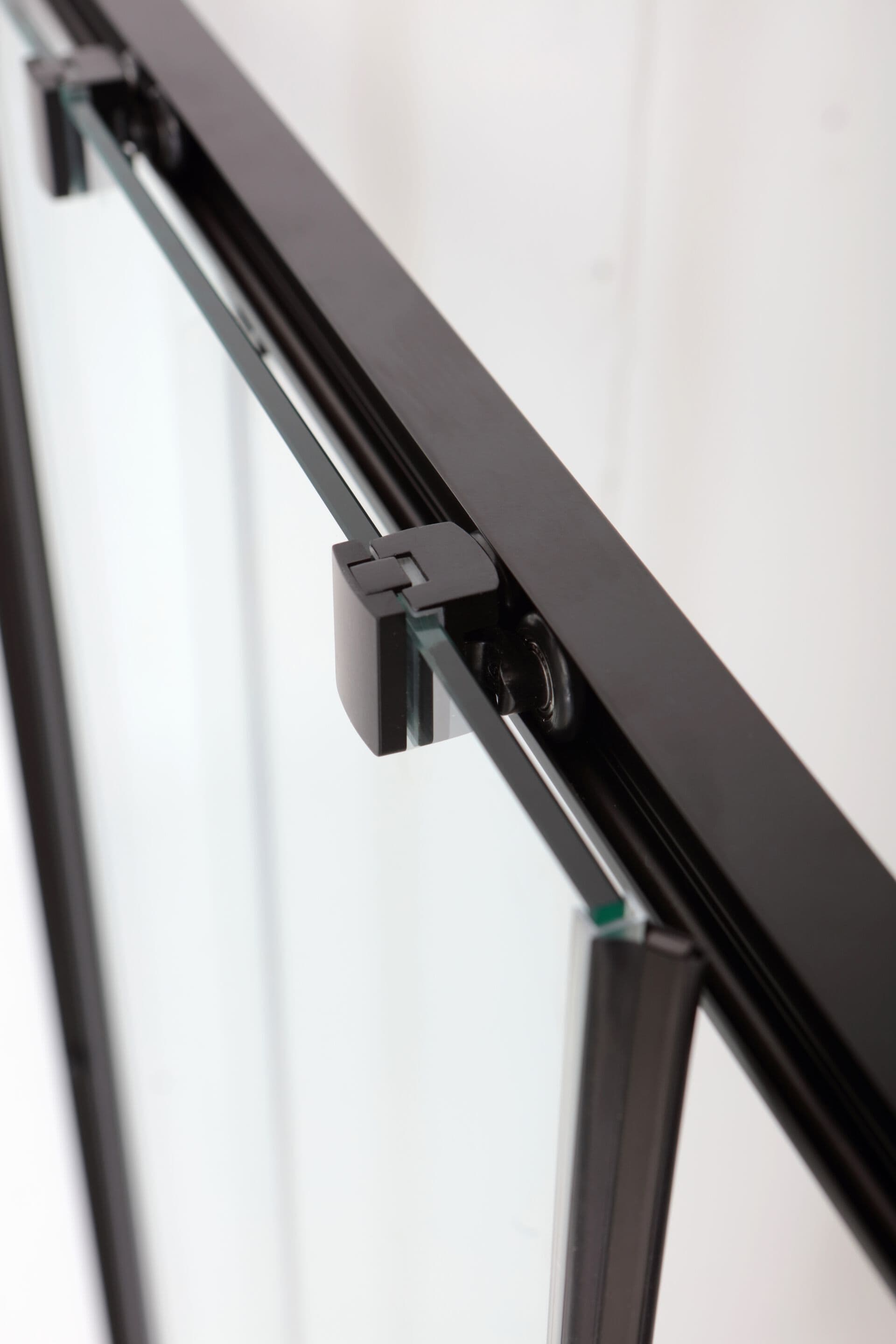 Tamanaco
RAPID
Corner glass and aluminium shower cabin