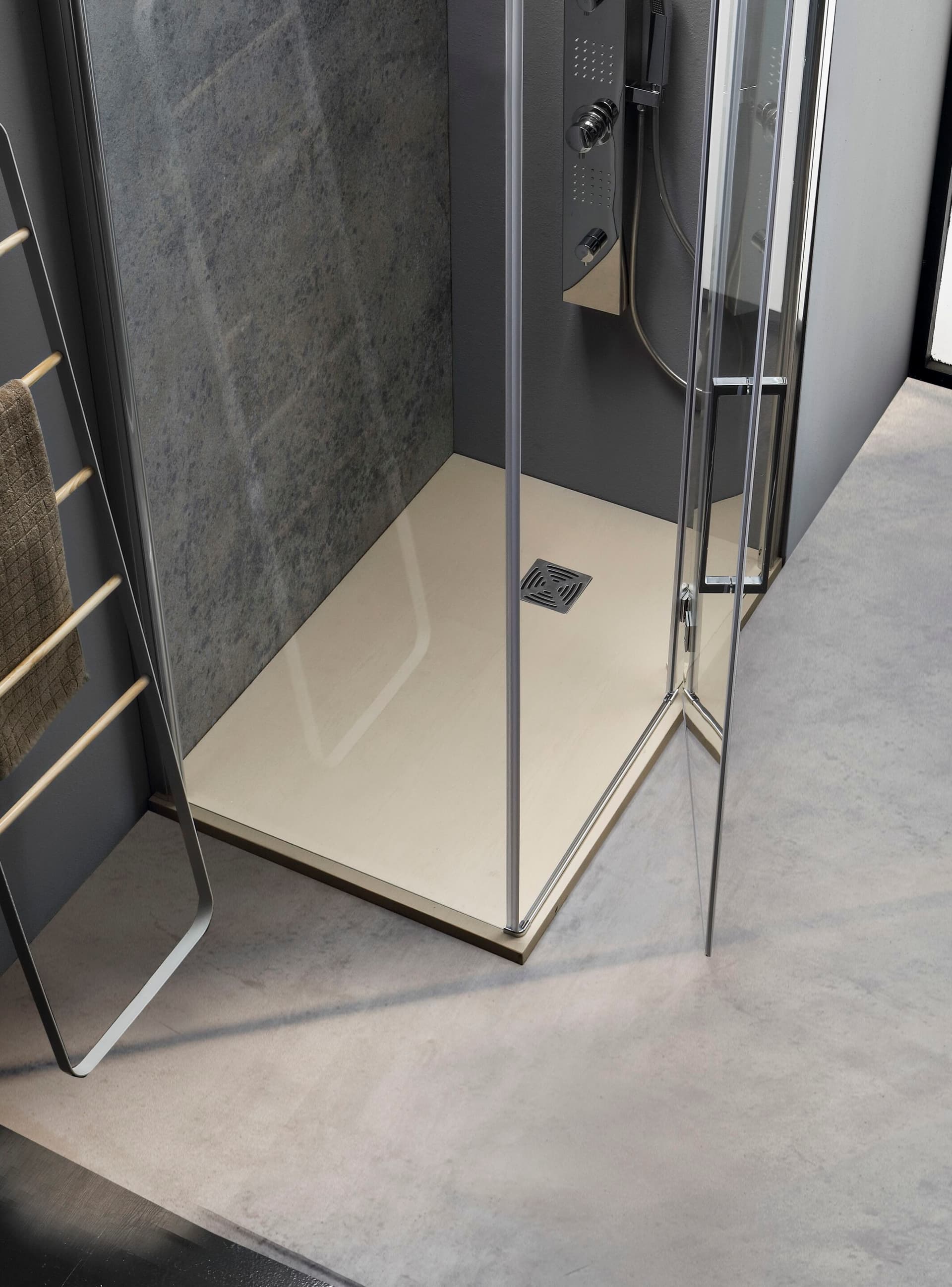 Tamanaco
TEPB43
Glass and aluminium shower cabin with hinged door