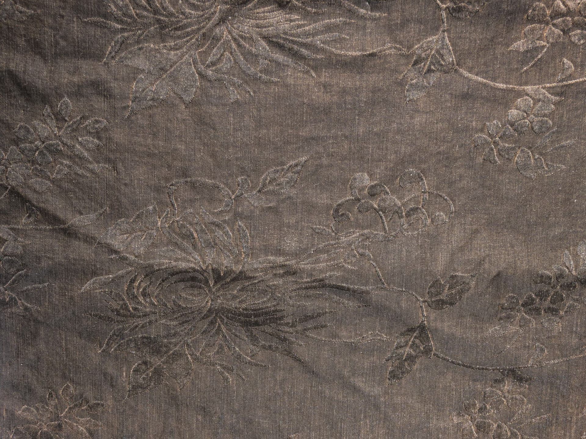 The House of Lyria
CORAGGIO
Jacquard linen and cupro fabric with floral pattern