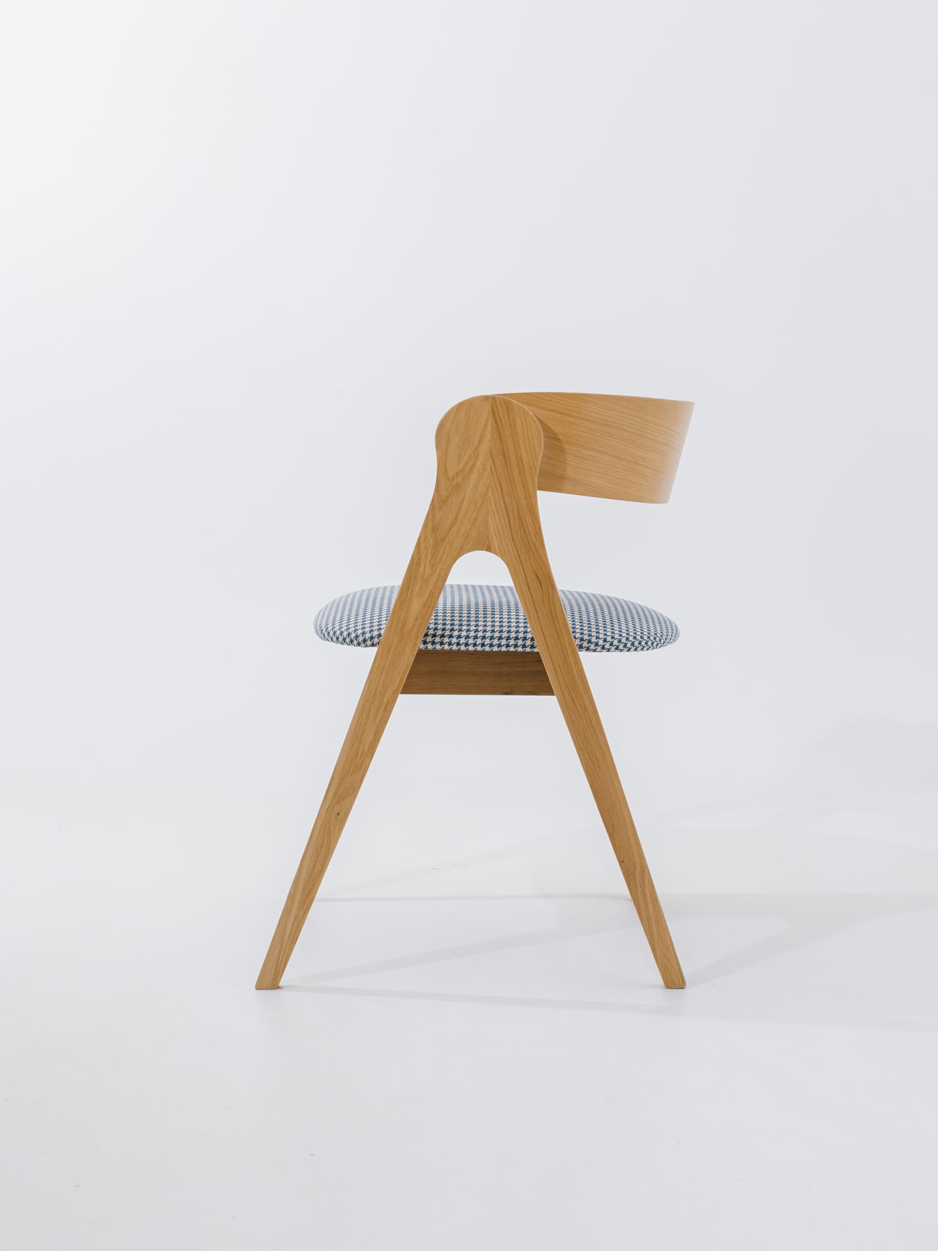 Tivoli
MASO
Upholstered solid wood and fabric chair