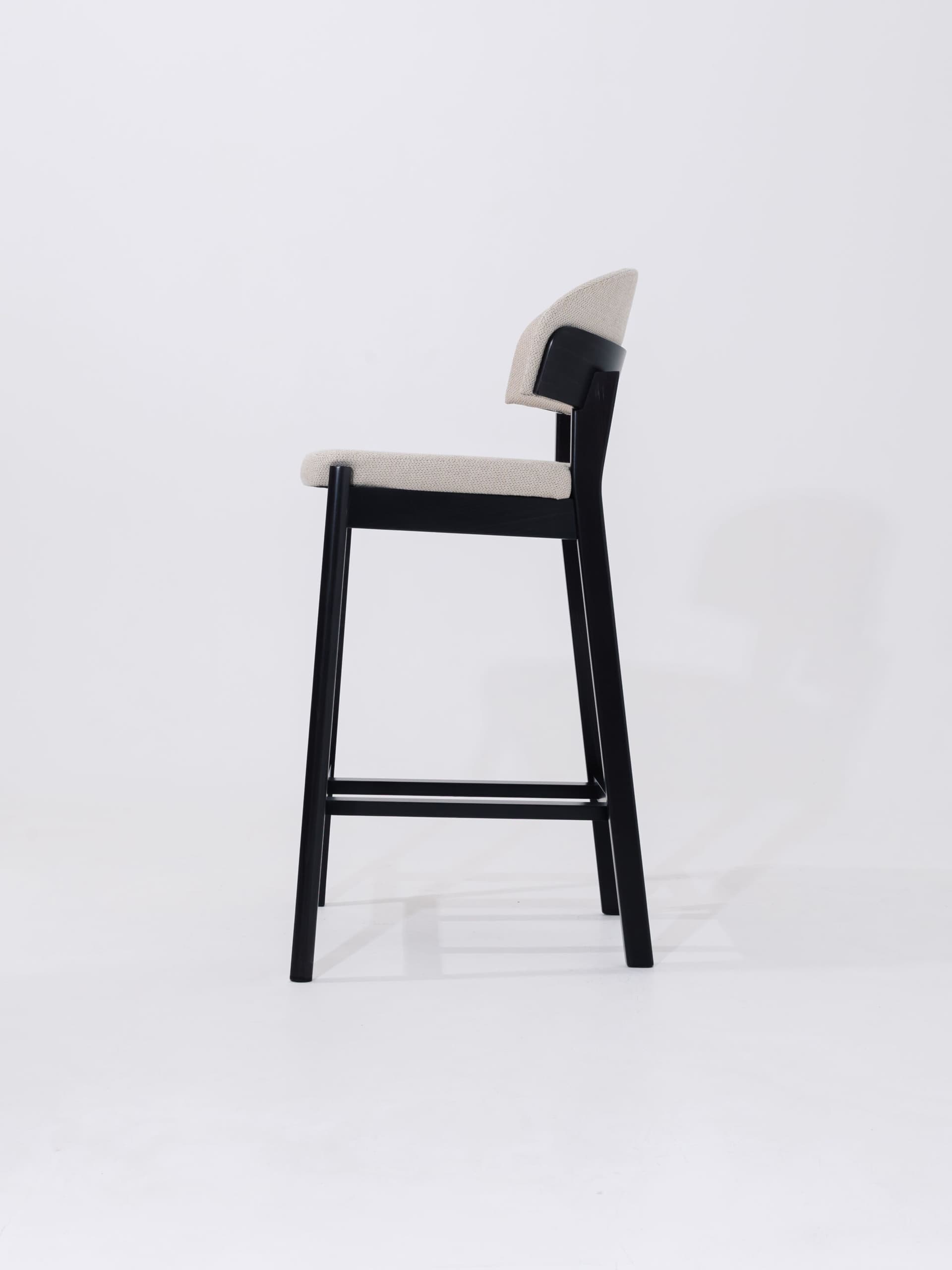 Tivoli
PILLAR
Wood and fabric high stool