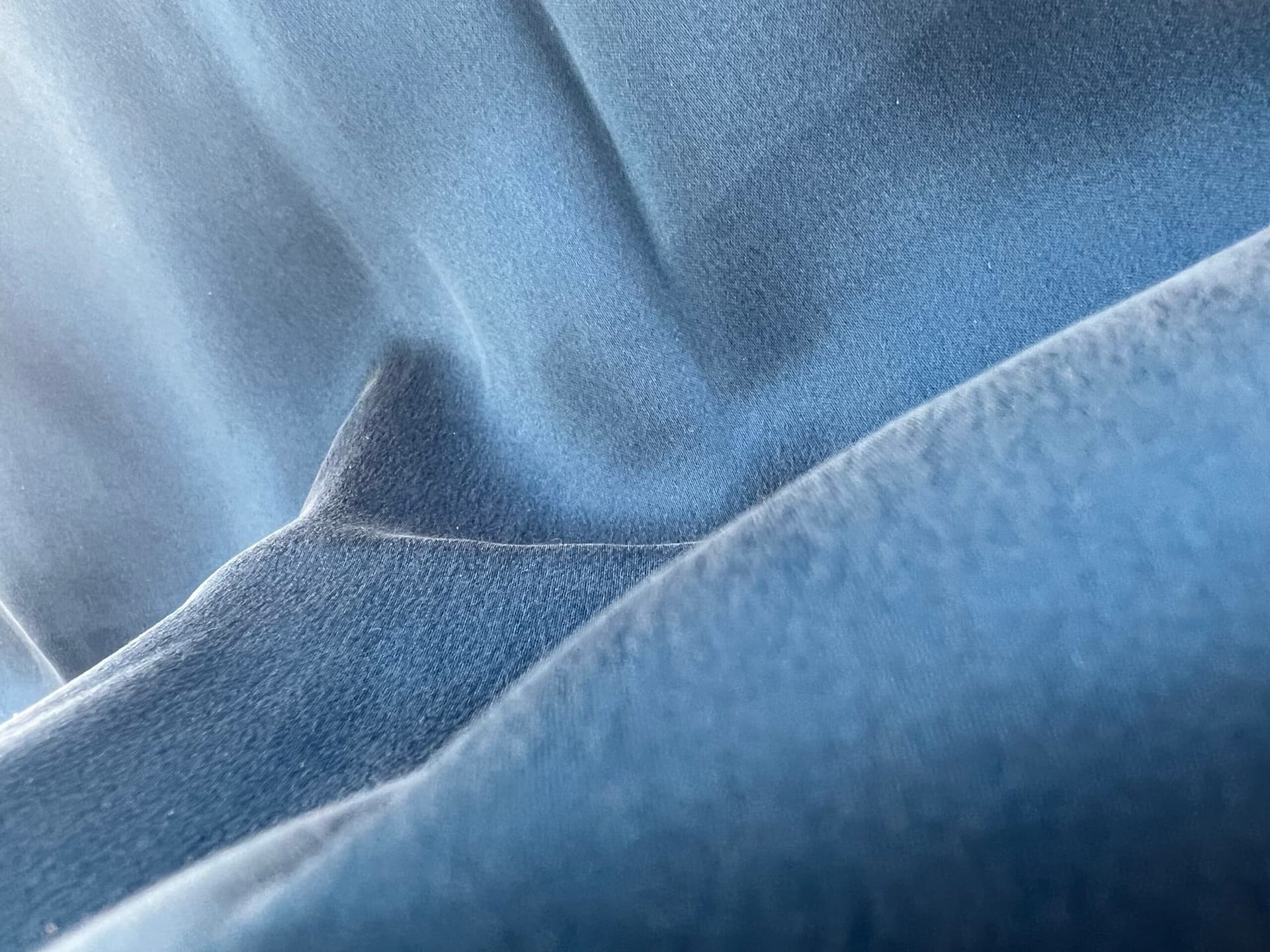Tohora
MULBERRY SILK SUEDE
Solid-color handmade silk fabric