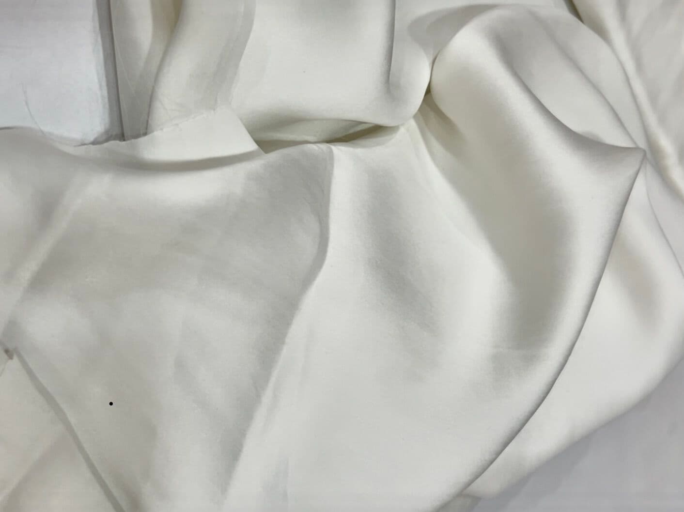 Tohora
NATURAL, WHITE OR CREAM SANDED SUEDE SILK
Solid-color handmade silk fabric