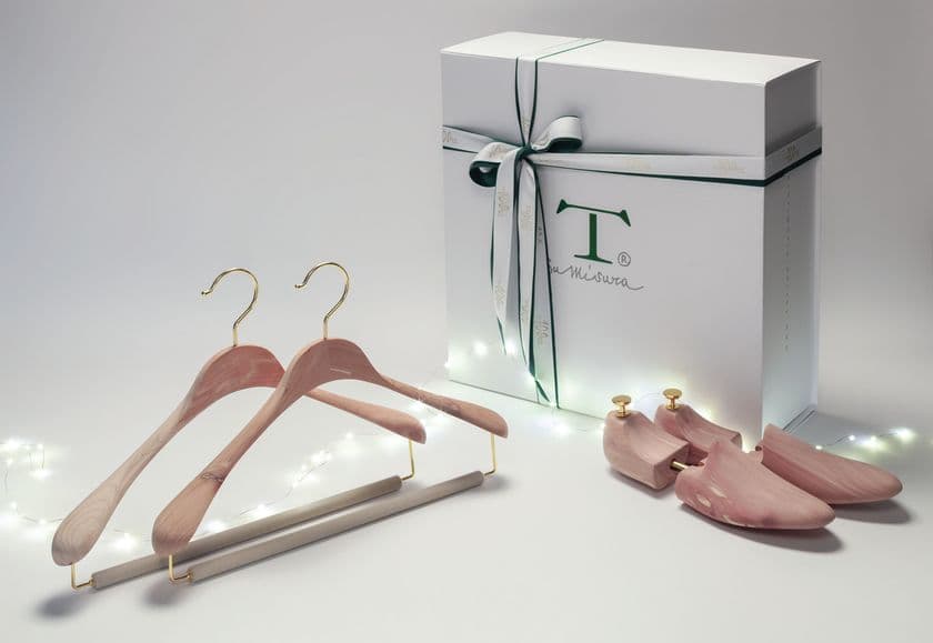Toscanini
ALBERTO GIFT BOXES
Cedarwood clothes hanger