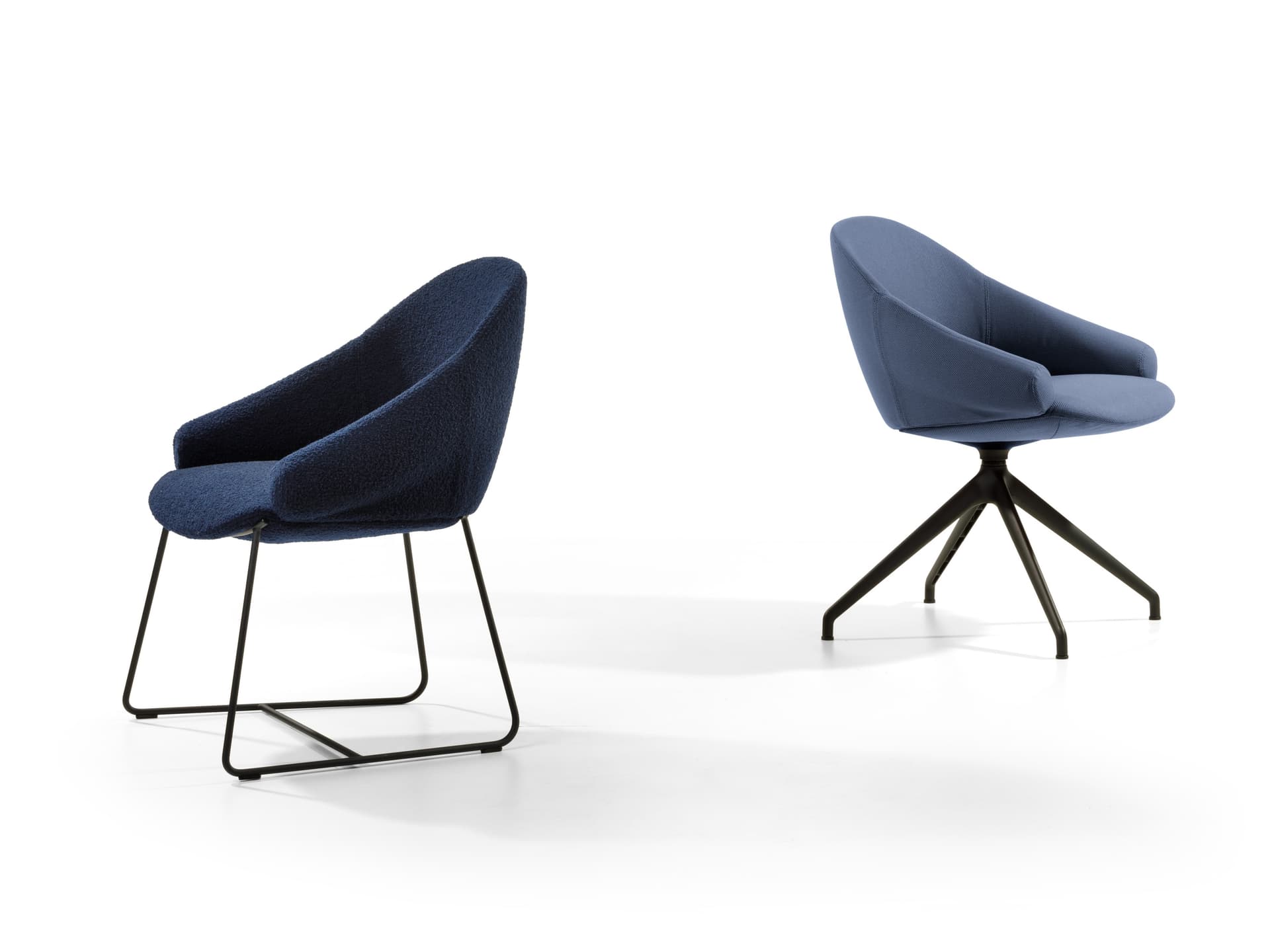 True Design
FENDER FD 4095
Sled base upholstered fabric chair with armrests