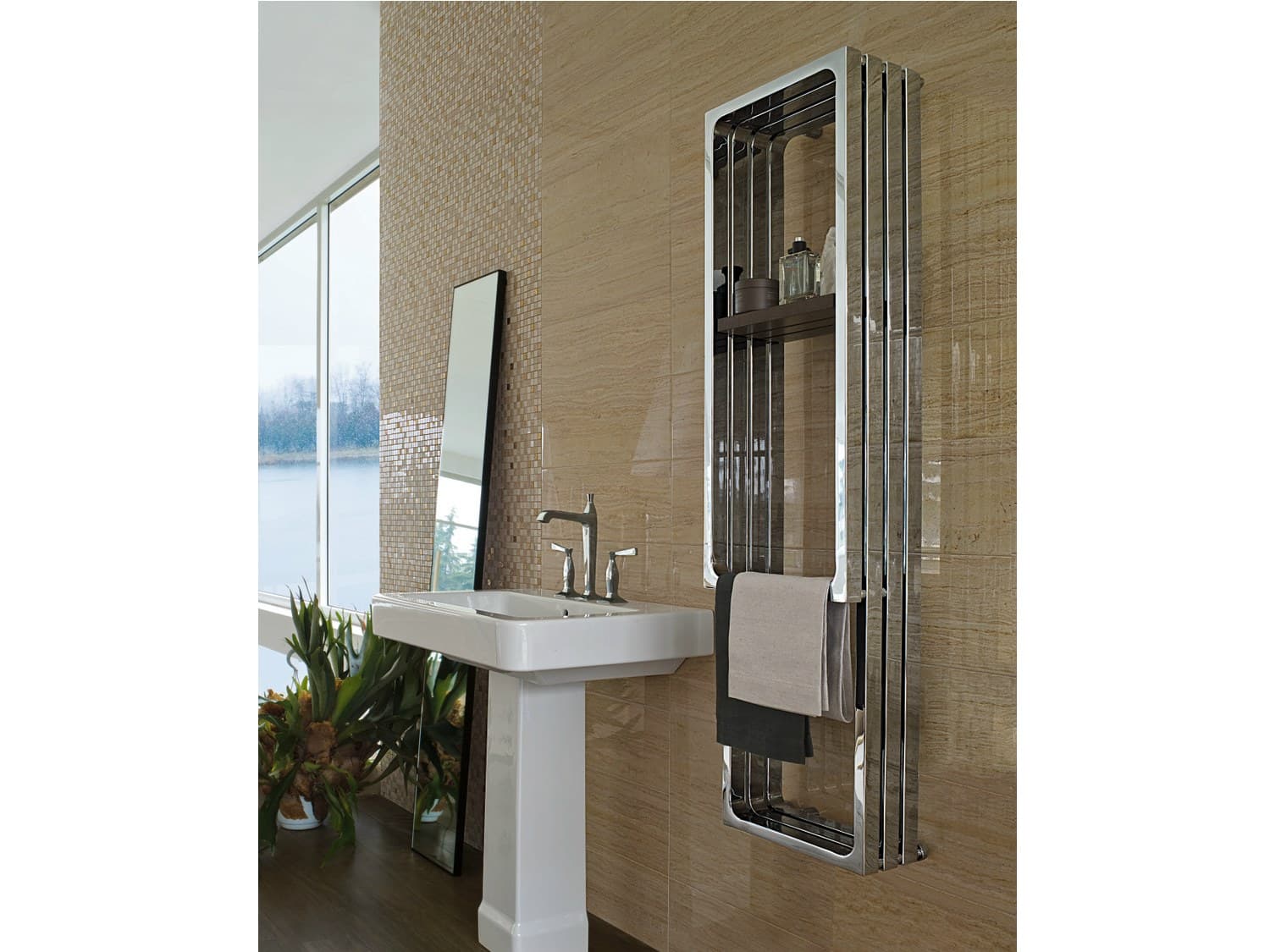Tubes
MONTECARLO
Vertical wall-mounted chrome plated steel towel warmer