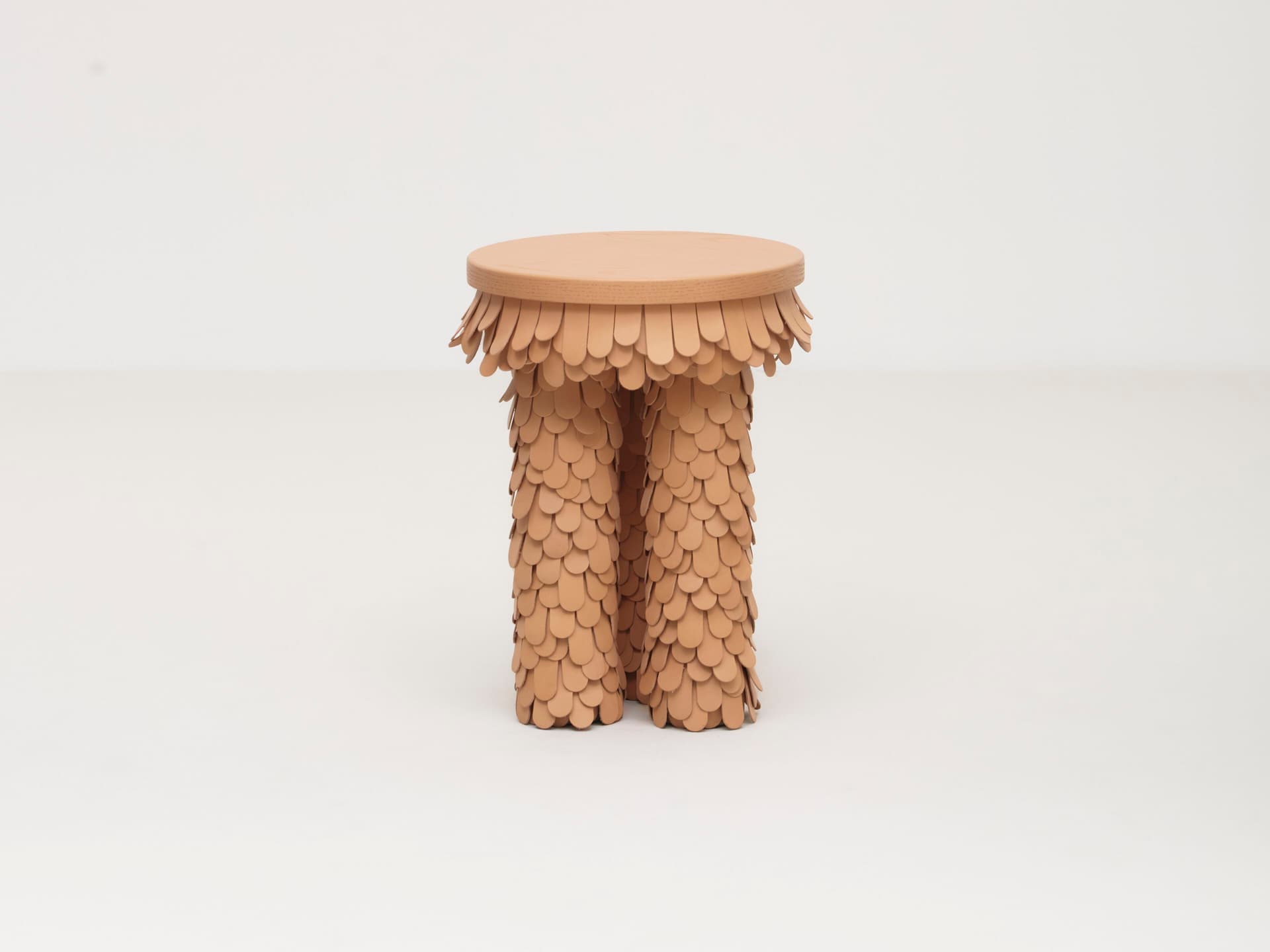 Uniqka
BETSY
Wood and leather round side table