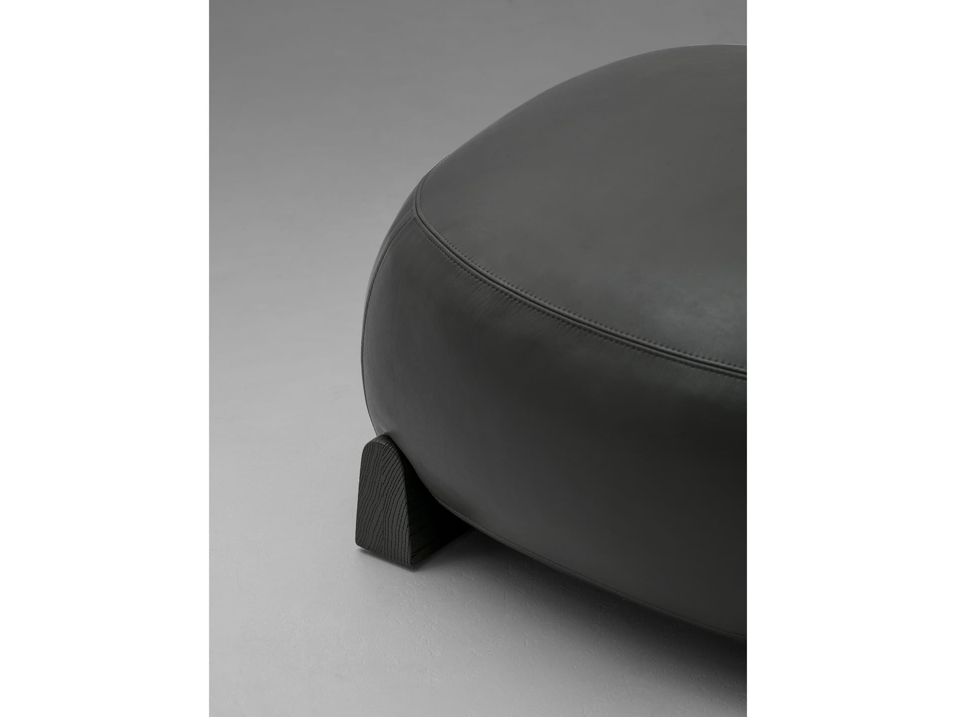 Van Rossum
FORT
Upholstered leather footstool