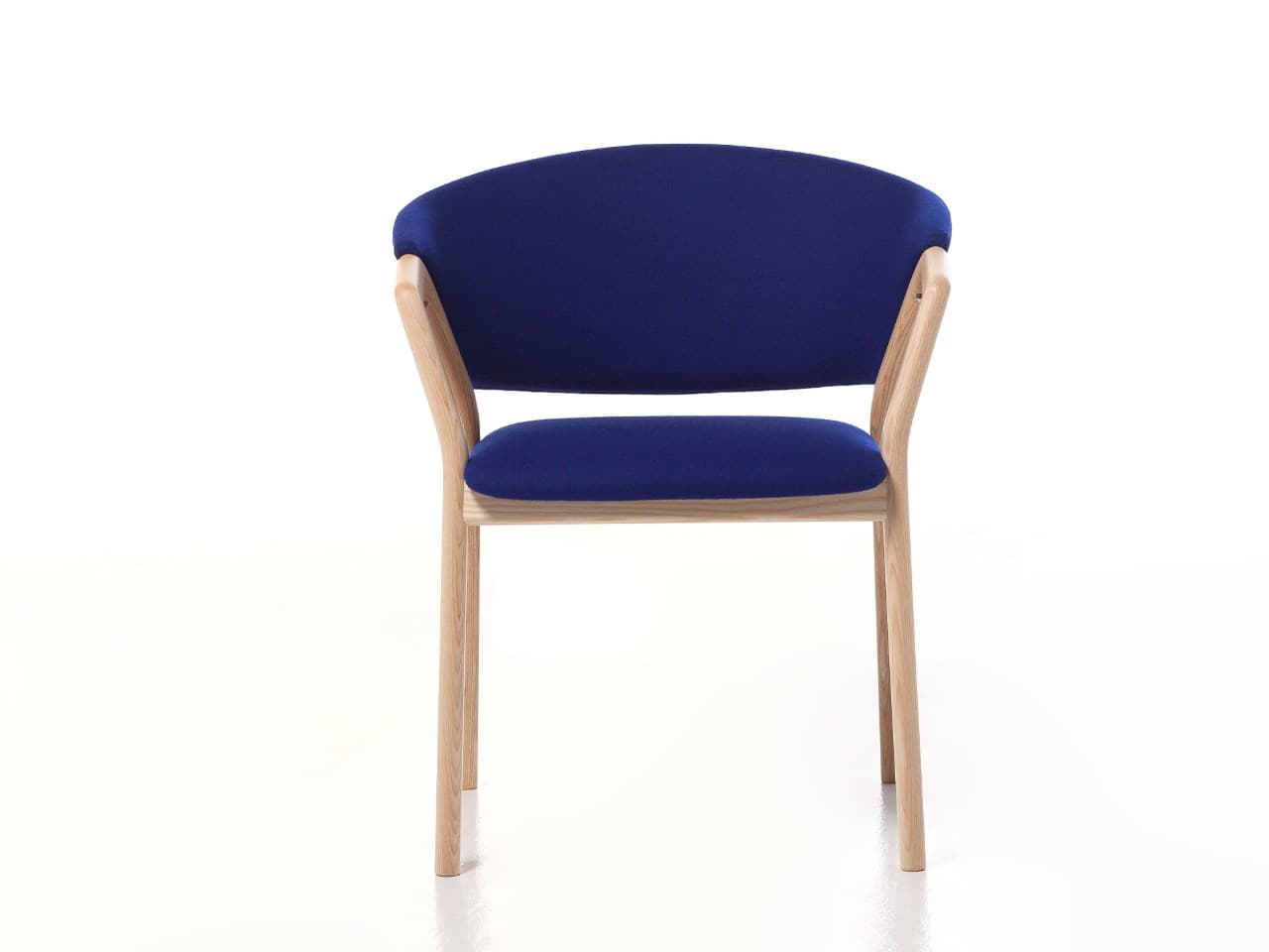 Very Wood
CAMDEN 02
Stackable easy chair with armrests