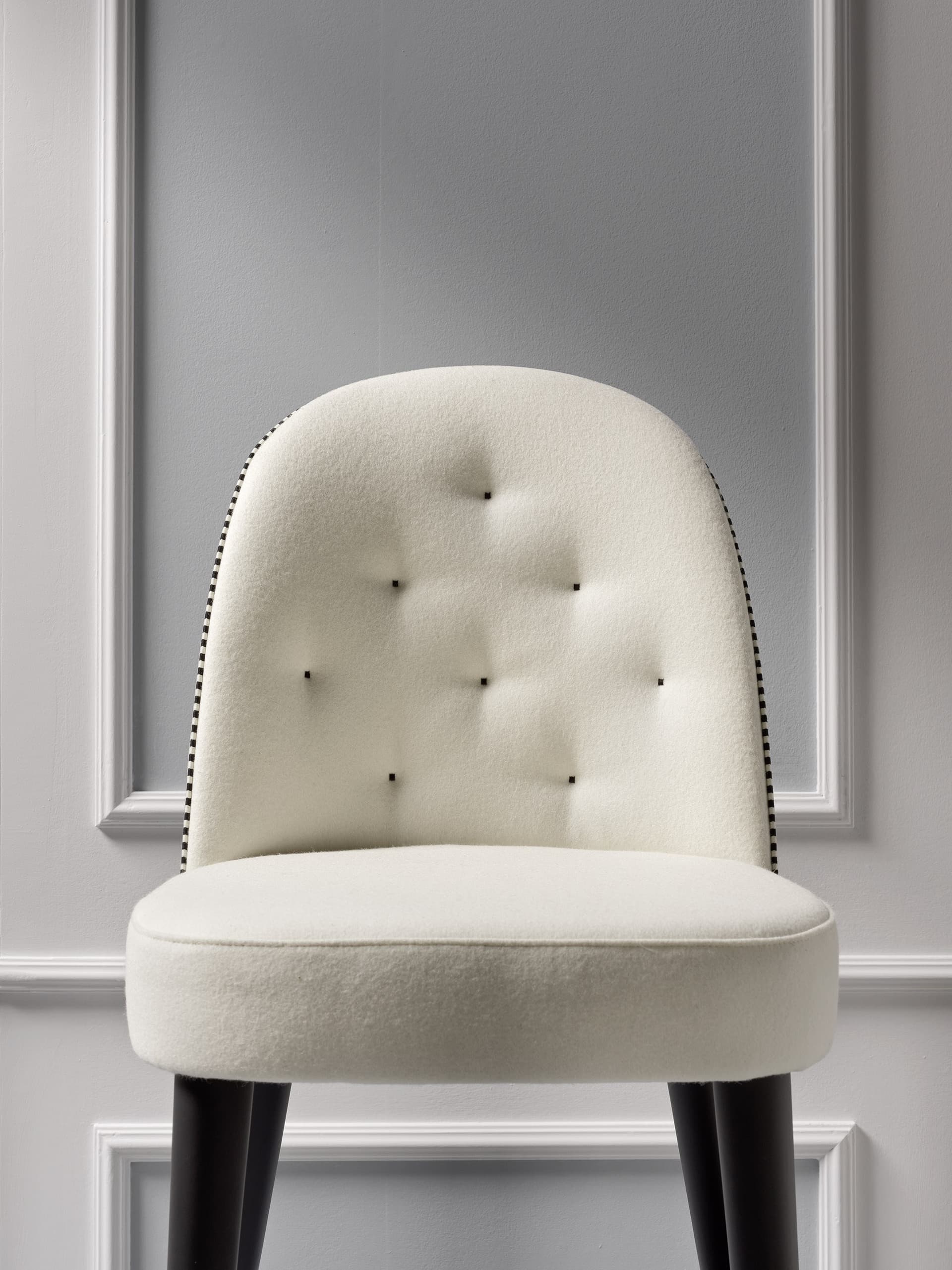 Very Wood
CARMEN 01/DB
Tufted fabric chair