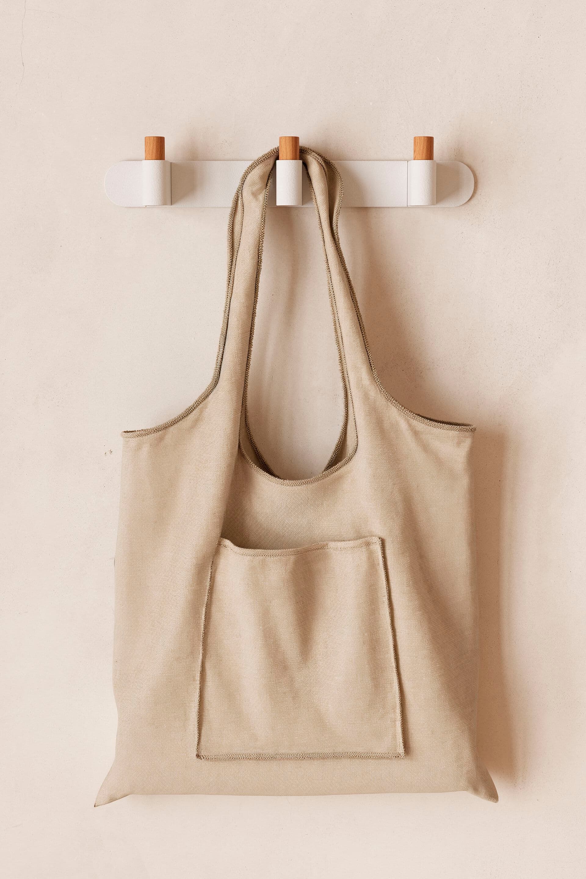 Viefe
CASEY RACK
Wall-mounted oak and Zamak coat rack