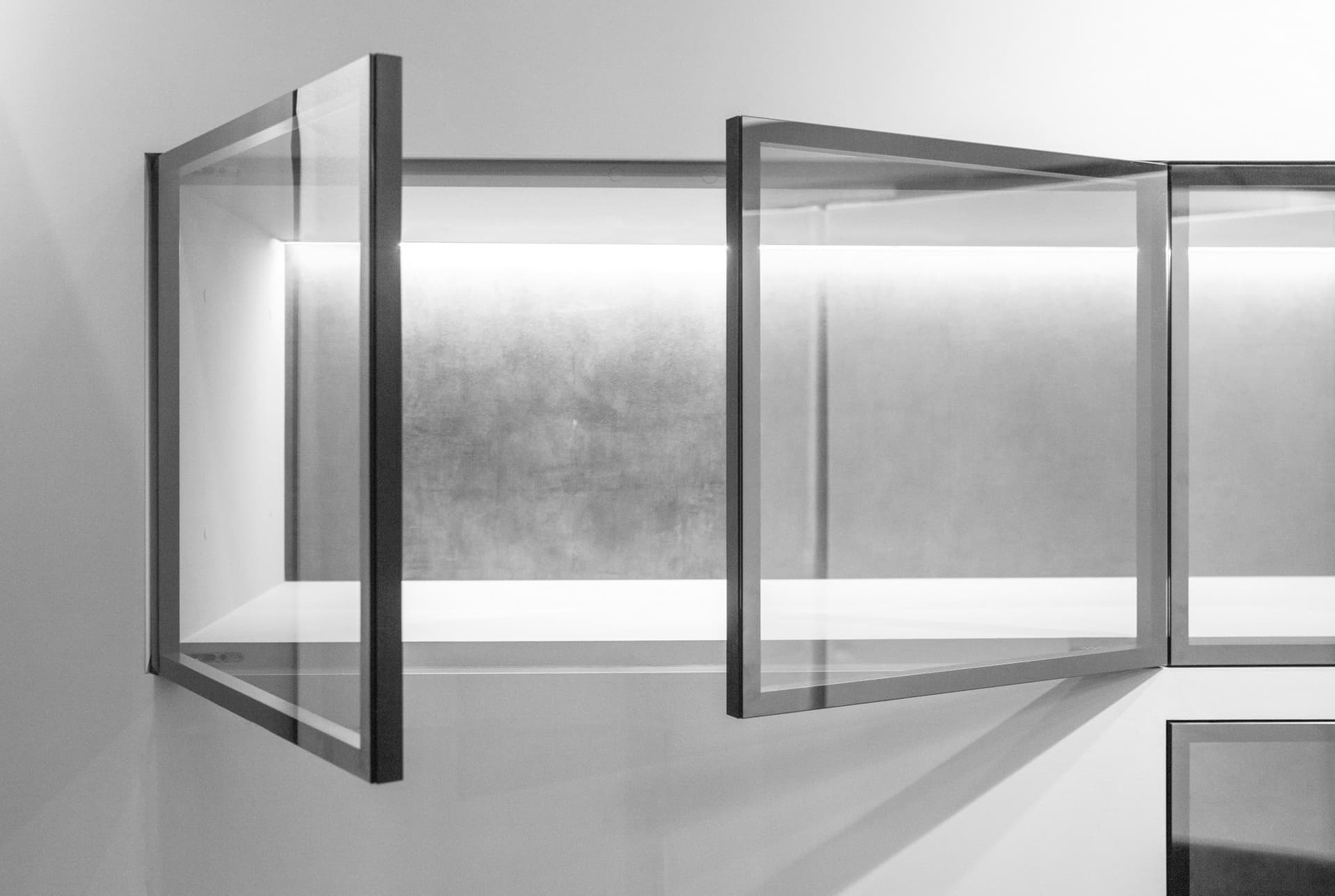 Viva Porte
VTHECA
Glass and aluminium wall niche