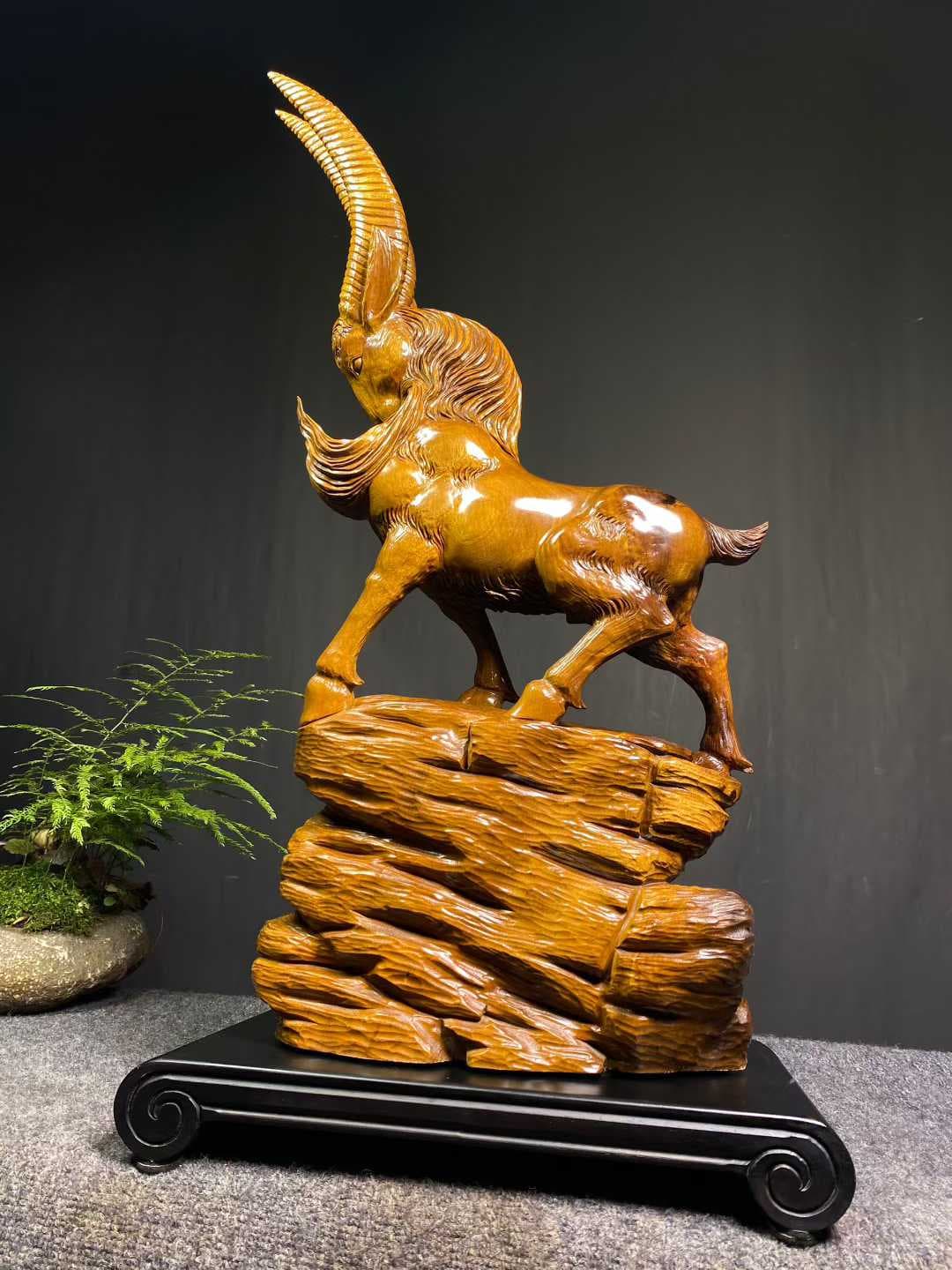 WANSHE
LEADING SHEEP
Wooden sculpture