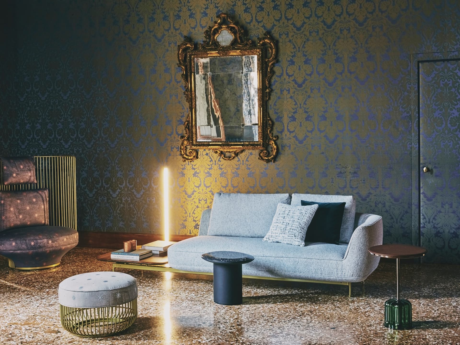Wittmann
ACACIA
Round Murano glass Fumé coffee table for living room