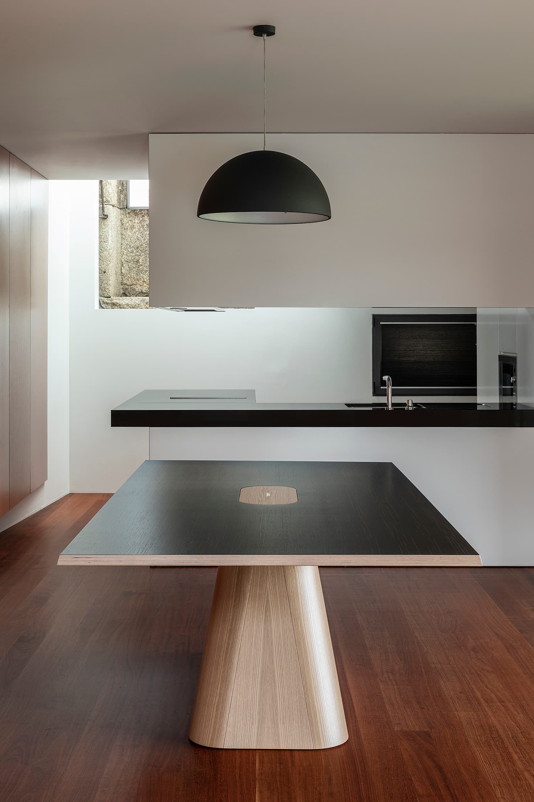 WUDA
PEDRA
Rectangular wooden table