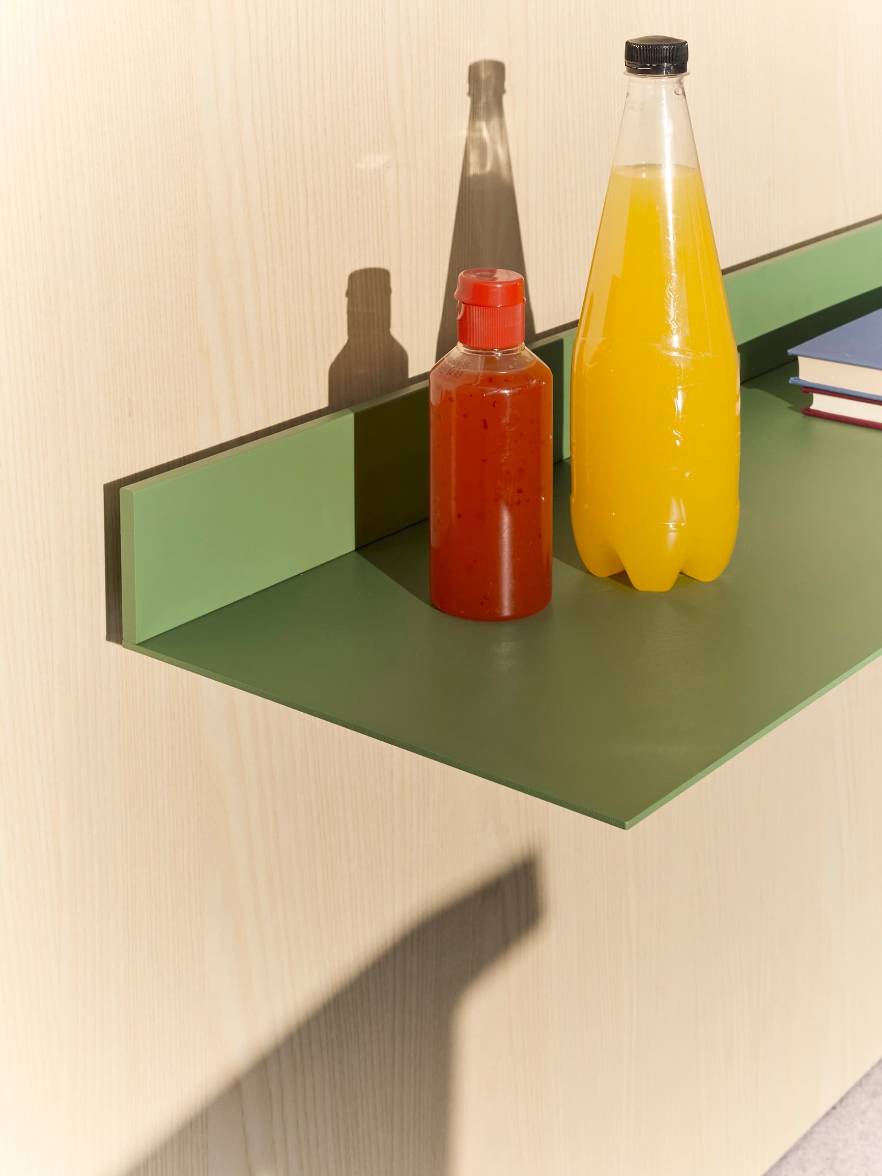 XILIA
OUTSTANDING
Metal wall shelf with integrated lighting