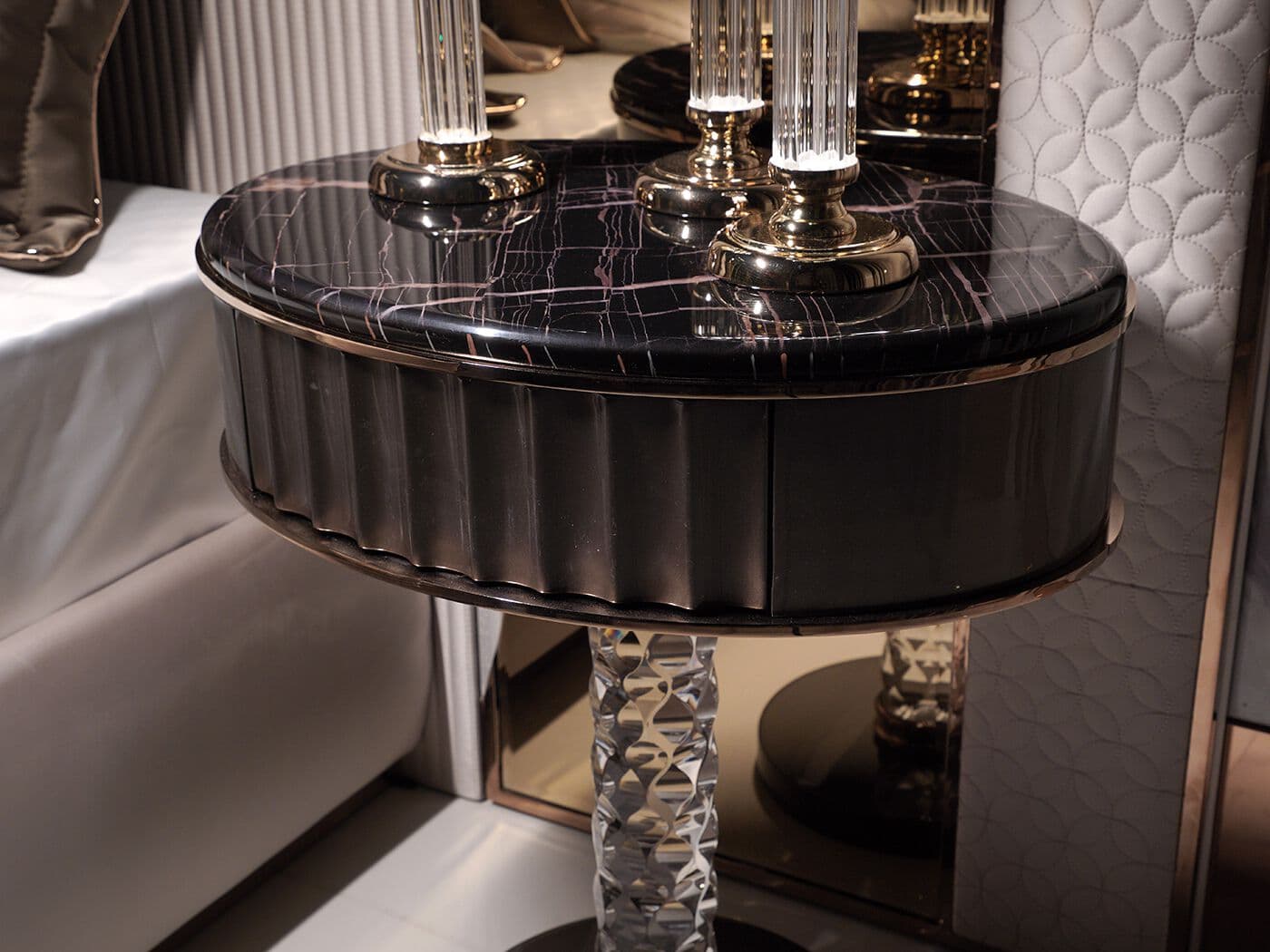 ZEBRANO
VELOVIS
Oval glass bedside table