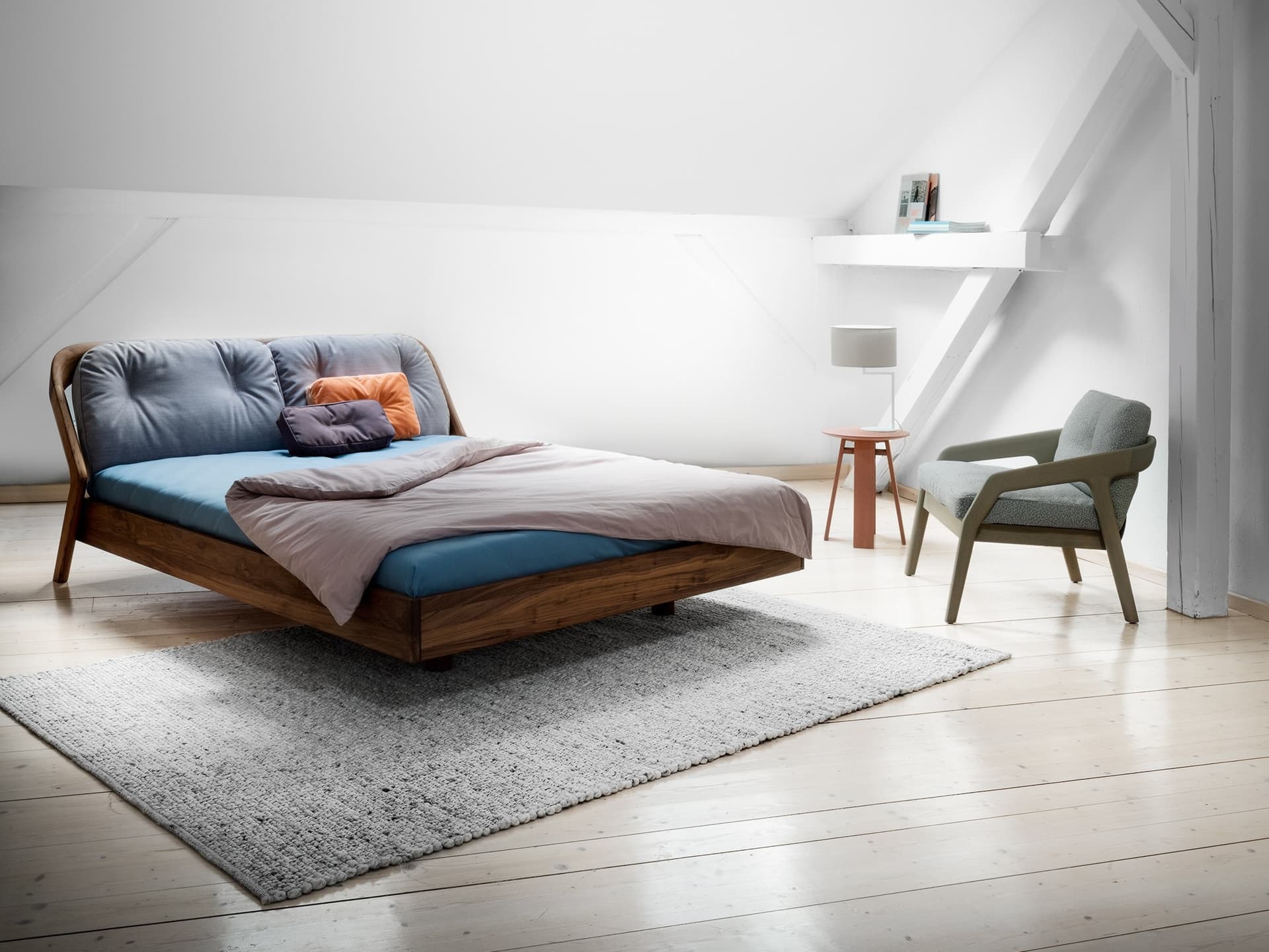 ZEITRAUM
FRIDAY NIGHT
Solid wood bed with upholstered headboard