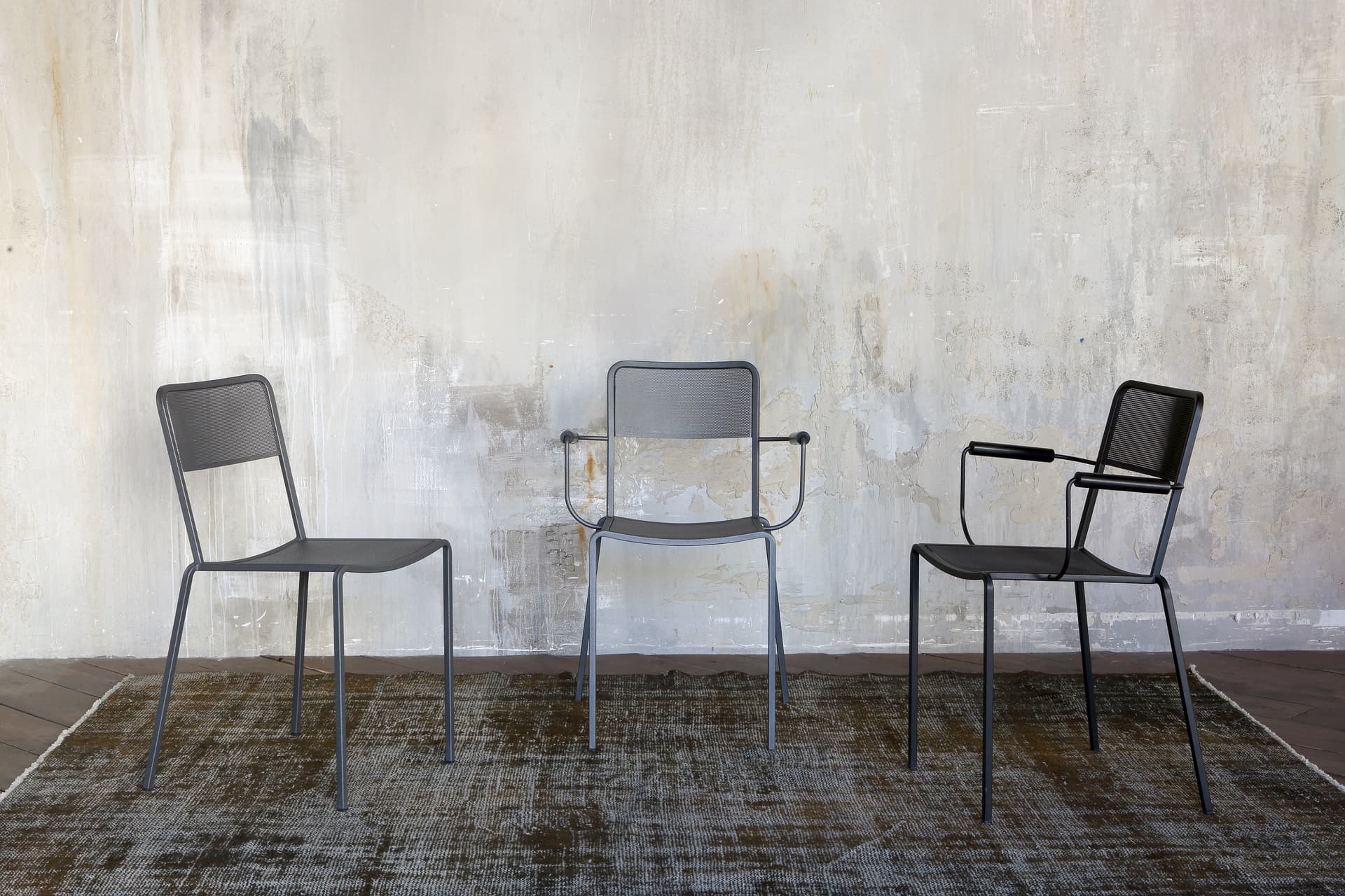 Zeus
GINGER
Painted metal chair with armrests